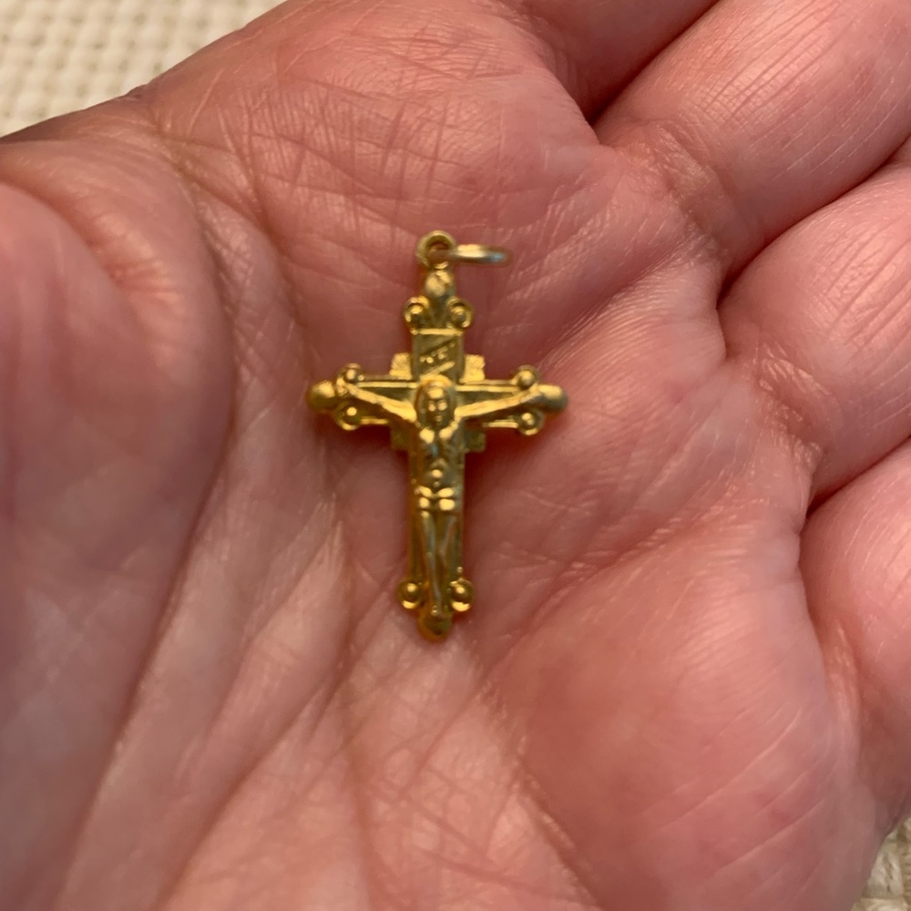 Vintage crucifix pendant or charm - Picture 5 of 5